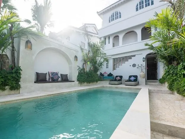Villa Pabuan Art, Private & Cultured